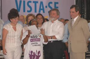 Sonia recebendo prêmio do presidente da república, Luiz Inácio Lula da Silva.